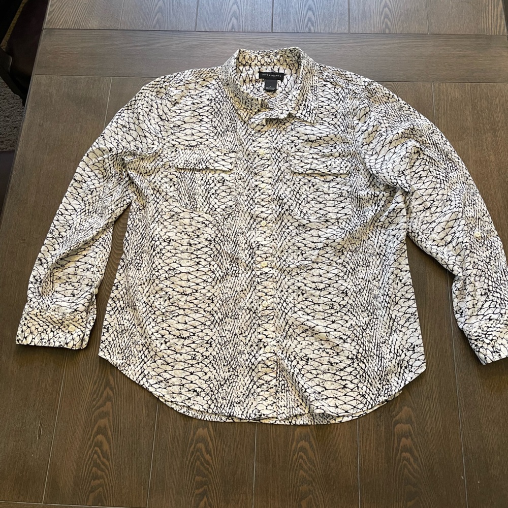 Investments Woman’s Snake Print Blouse. Size Large.